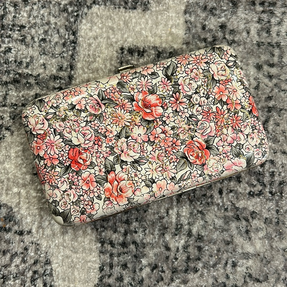 Clasp wallet